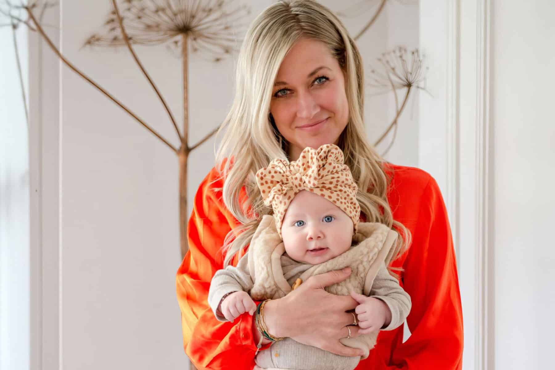 Indra Frishert van Dazure met haar enkele jaren geleden geboren dochter.